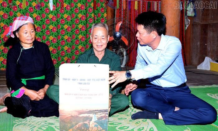 Đồng chí Phó Bí thư Tỉnh ủy tặng quà gia đình ông Hoàng Văn Lốt.