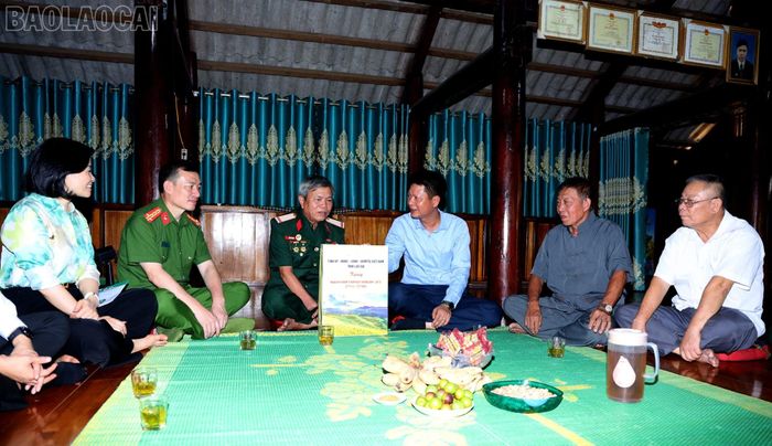 Đồng chí Phó Bí thư Tỉnh ủy tặng quà gia đình ông Hoàng Văn Chiêu.