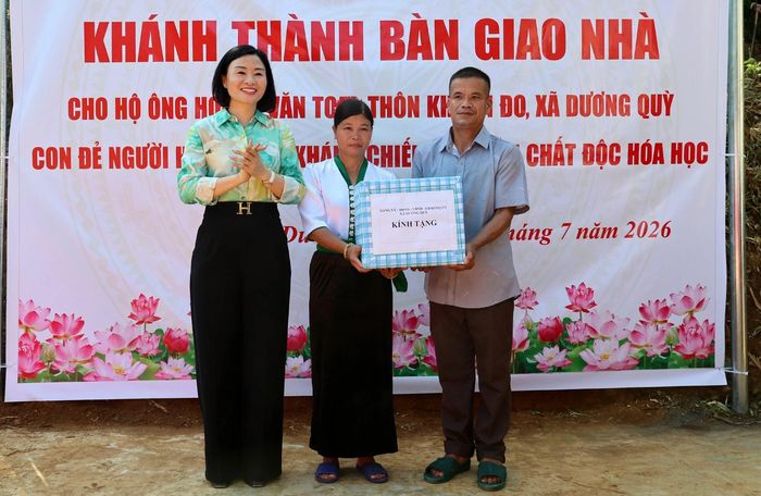 Lãnh đạo xã Dương Quỳ tặng quà gia đình ông Hoàng Văn Toại.