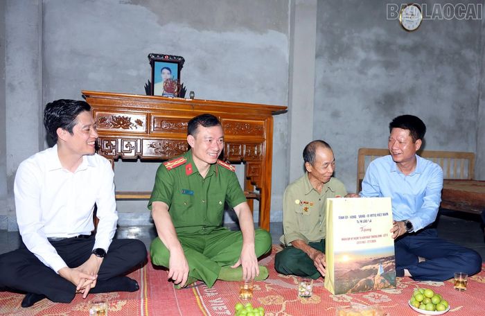 Đồng chí Phó Bí thư Tỉnh ủy tặng quà ông Trương Thanh Lỳ.