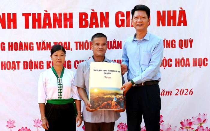 Đồng chí Nguyễn Thế Phước - Phó Bí thư Tỉnh ủy, Chủ tịch Ủy ban MTTQ Việt Nam tỉnh dự Lễ khánh thành nhà và tặng quà chúc mừng gia đình ông Hoàng Văn Toại.