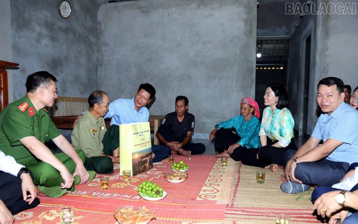 Đồng chí Phó Bí thư Tỉnh ủy và Đoàn công tác thăm, tặng quà ông Trương Thanh Lỳ.