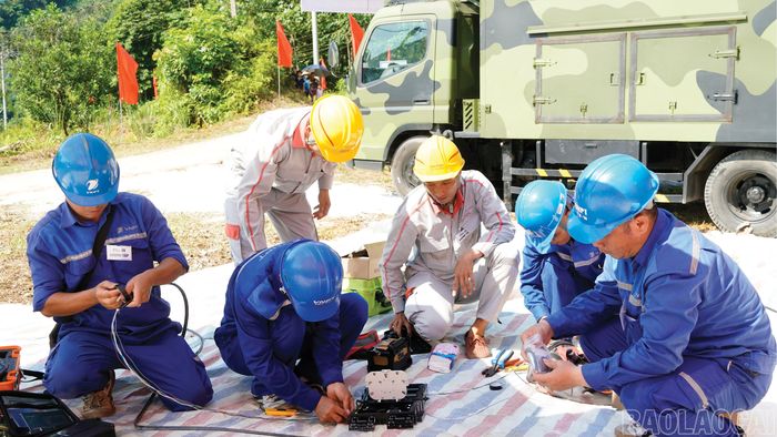 Hàn nối cáp quang khôi phục đường truyền cho trạm phát sóng.