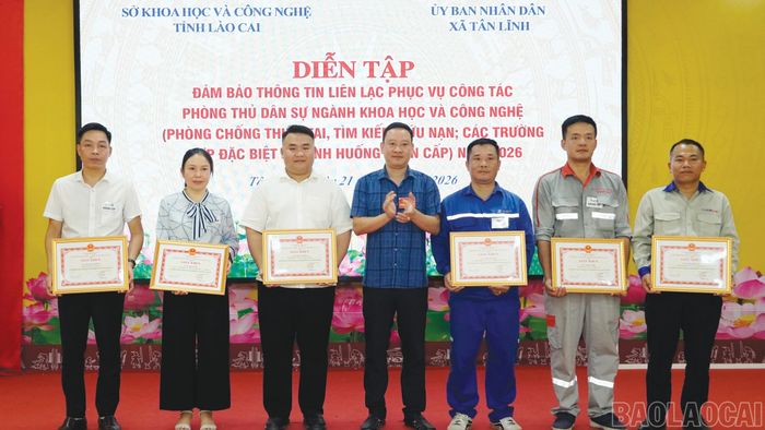 Lãnh đạo Sở Khoa học và Công nghệ tặng giấy khen cho các tập thể và cá nhân.