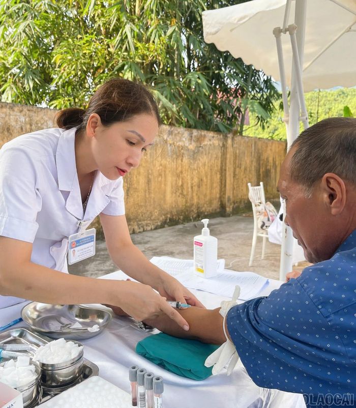 Nhân viên y tế lấy mẫu máu xét nghiệm.