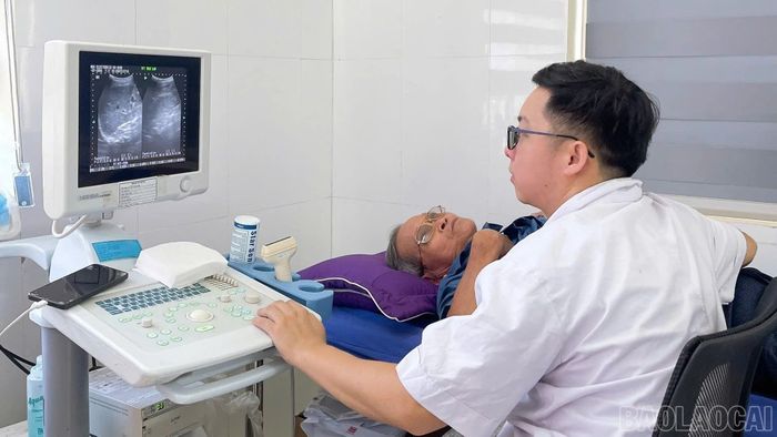 Bác sĩ thực hiện siêu âm ổ bụng.