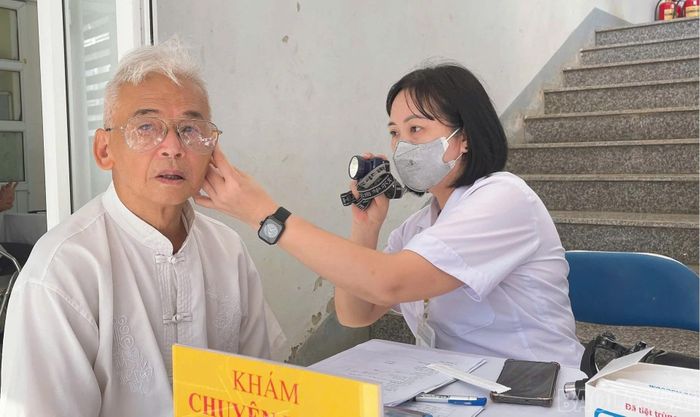 Đảng viên và cán bộ lão thành được khám tai - mũi - họng.