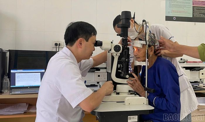 Bác sĩ khám mắt, kiểm tra thị lực cho đảng viên và cán bộ lão thành xã Phúc Lợi.