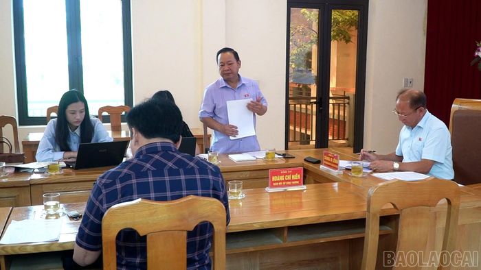 Thành viên đoàn giám sát trao đổi, làm rõ các nội dung tại buổi làm việc.
