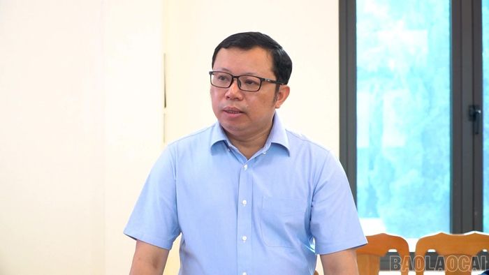 Đồng chí Hoàng Chí Hiền - Giám đốc Sở Công Thương báo cáo với đoàn giám sát về việc thực hiện chính sách, pháp luật về điện lực của đơn vị.