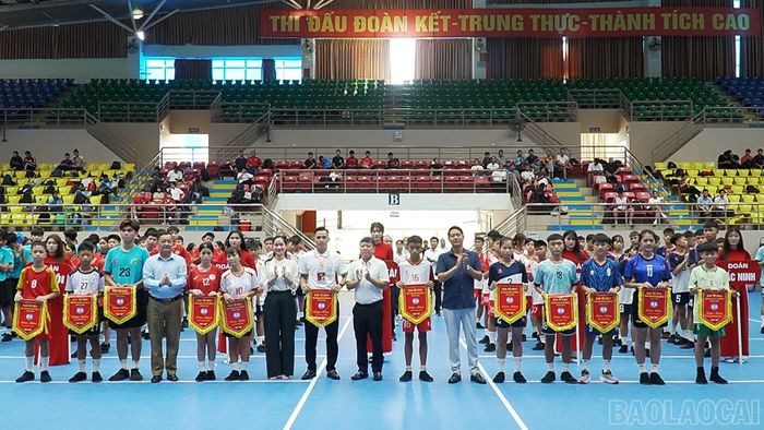 Ban Tổ chức trao cờ lưu niệm cho các đoàn tham gia giải.