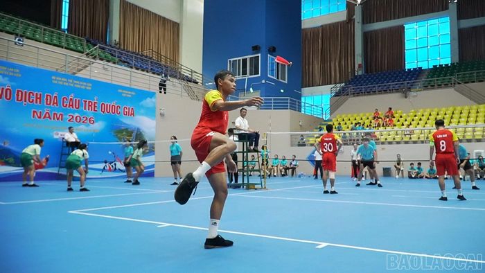 Đội tuyển Lào Cai (áo đỏ vàng) thi đấu với Đội tuyển Thành phố Hồ Chí Minh ở nội dung đồng đội nam.