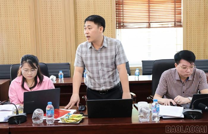 Thành viên đoàn giám sát trao đổi, làm rõ một số nội dung với xã Bát Xát.