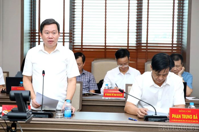 Giám đốc Sở Dân tộc và Tôn giáo Nguyễn Quốc Luận báo cáo kết quả thực hiện các chương trình mục tiêu quốc gia.