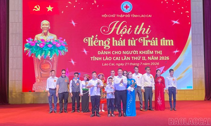 Ban tổ chức trao giải cho các thí sinh có phần biểu diễn xuất sắc.