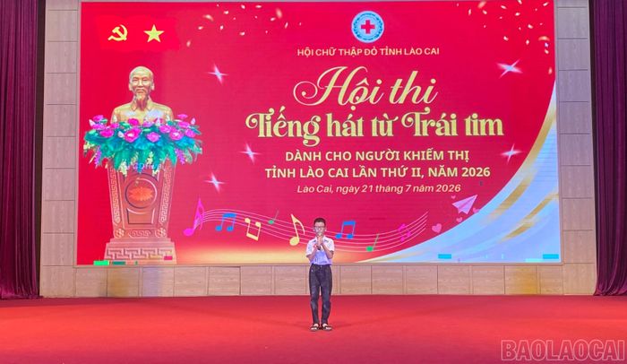 Thí sinh nhỏ tuổi nhất hội thi Phạm Đức Nguyên (xã Mậu A) với ca khúc "Mẹ yêu ơi".