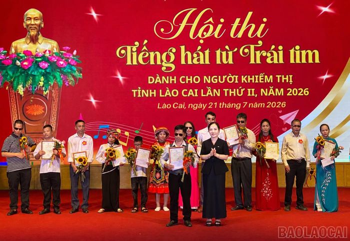 Ban tổ chức trao giải Nhất cho thí sinh Lương Chiều Hưng (xã Nghĩa Tâm) với ca khúc “Cúc ơi”