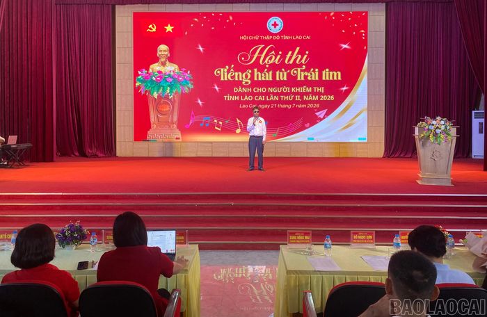 Thí sinh Phạm Huy Cảnh (phường Yên Bái) thể hiện ca khúc "Người mẹ của tôi".