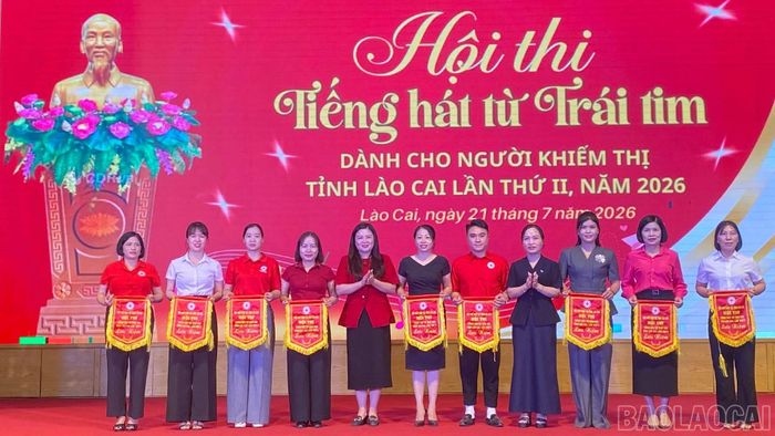 Ban tổ chức trao cờ lưu niệm cho các đơn vị có thí sinh tham gia hội thi.
