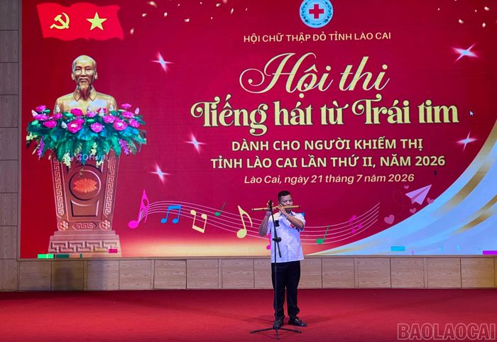 Tiết mục độc tấu sáo của thí sinh Vi Văn Thành (xã Tân Hợp).
