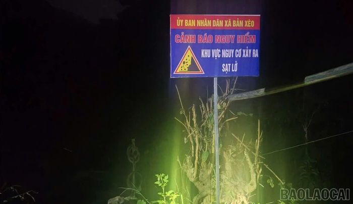 Biển cảnh báo được lắp đặt tại khu vực có nguy cơ sạt lở trên địa bàn xã Bản Xèo.