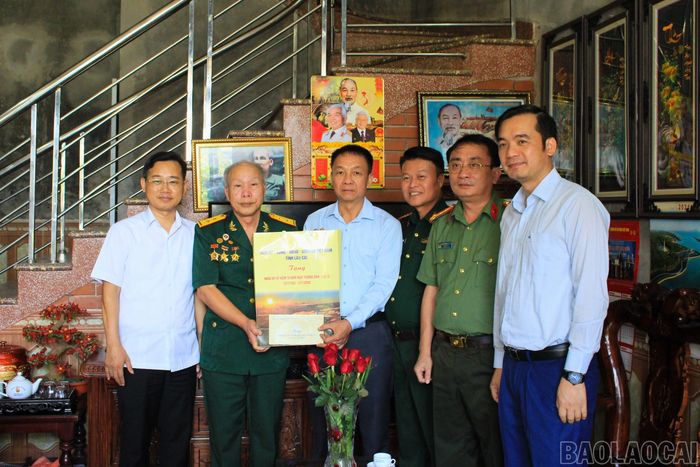 Đồng chí Vũ Quỳnh Khánh - Ủy viên Ban Thường vụ Tỉnh ủy, Phó Chủ tịch Thường trực HĐND tỉnh cùng đoàn công tác thăm, tặng quà gia đình ông Nguyễn Văn Trề, thôn Nậm Sắt, xã Bắc Hà.