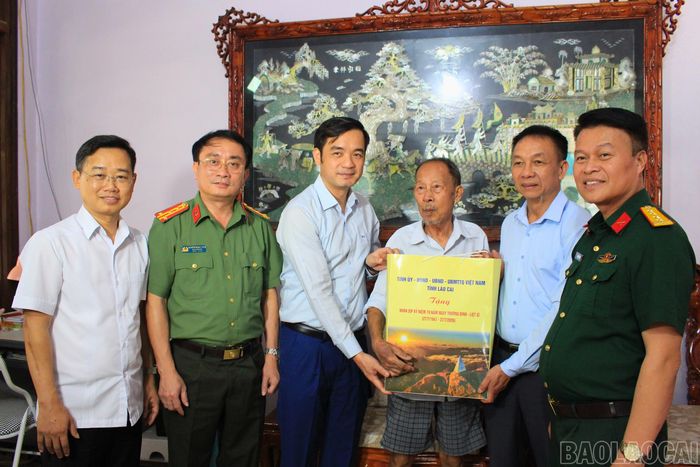 Đoàn công tác của tỉnh thăm hỏi, động viên và trao quà cho gia đình ông Trần Hoàng Bách, thôn Bắc Hà, xã Bắc Hà.