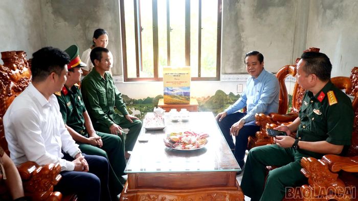 Đồng chí Phan Đăng Toàn ân cần hỏi thăm, động viên các gia đình người có công và thân nhân người có công