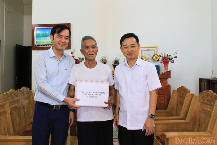 Đồng chí Vũ Quỳnh Khánh cùng đoàn công tác trao quà, tri ân các gia đình người có công tại xã Bắc Hà.