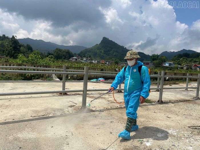 Xã Bắc Hà tổ chức tiêu độc, khử trùng khu vực chợ gia súc nhằm phòng, chống dịch bệnh.