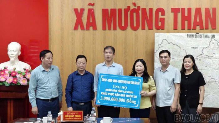 Thay mặt Tỉnh ủy - HĐND - UBND - Ủy ban MTTQ Việt Nam tỉnh Lào Cai, đồng chí Vũ Thị Hiền Hạnh trao 3 tỷ đồng hỗ trợ tỉnh Lai Châu khắc phục hậu quả thiên tai.