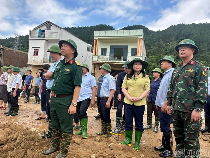 Đồng chí Vũ Thị Hiền Hạnh - Phó Chủ tịch UBND tỉnh trực tiếp đến hiện trường khu vực xảy ra mưa lũ.