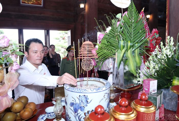 Phó Bí thư Tỉnh ủy Giàng Thị Dung và Phó Chủ tịch UBND tỉnh Giàng Quốc Hưng thỉnh chuông, đánh trống và dâng hương tại Đền Chung Sơn.
