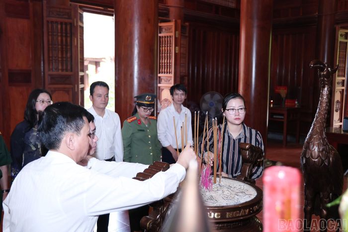 Thành viên đoàn công tác của tỉnh dâng hương tại Nhà tưởng niệm Bác Hồ thuộc Khu di tích Kim Liên.