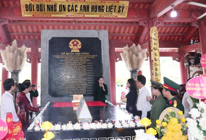 Đoàn công tác của tỉnh tưởng nhớ sự hy sinh anh dũng của 13 thanh niên xung phong tại Khu di tích lịch sử Truông Bồn.