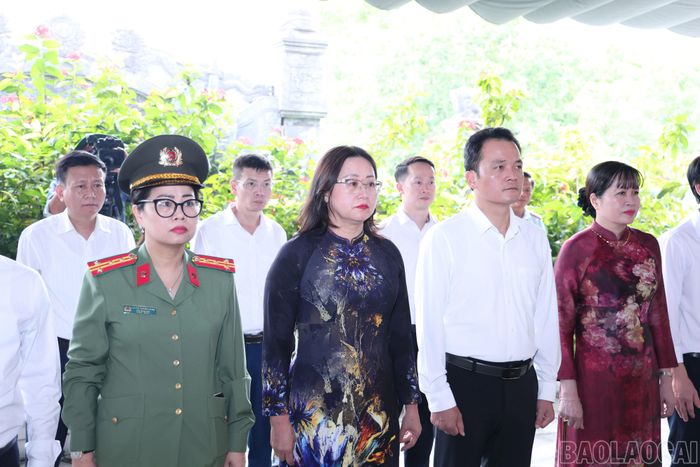 Đoàn dành phút mặc niệm các anh hùng liệt sĩ tại Khu di tích lịch sử Truông Bồn.