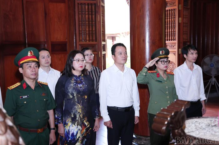 Đoàn công tác của tỉnh thành kính dành phút mặc niệm tưởng nhớ Chủ tịch Hồ Chí Minh.