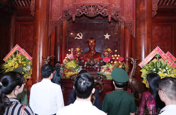 Đoàn công tác dâng hương tại Nhà tưởng niệm Bác Hồ thuộc Khu di tích Kim Liên.