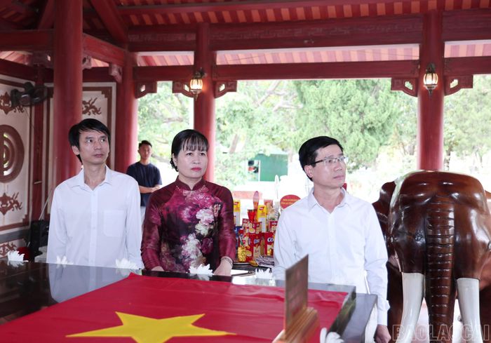 Đoàn công tác dâng hoa bên nấm mồ chung 13 chiến sĩ thanh niên xung phong hy sinh tại Truông Bồn.