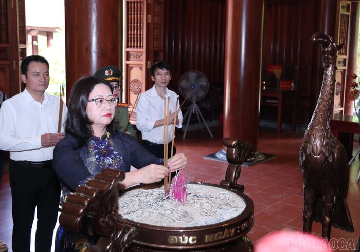 Đồng chí Giàng Thị Dung - Phó Bí thư Tỉnh ủy, Trưởng Đoàn đại biểu Quốc hội tỉnh dâng hương tại Nhà tưởng niệm Bác Hồ thuộc Khu di tích Kim Liên.