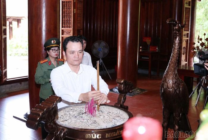 Đồng chí Giàng Quốc Hưng - Ủy viên Ban Thường vụ Tỉnh ủy, Phó Chủ tịch UBND tỉnh dâng hương tại Nhà tưởng niệm Bác Hồ thuộc Khu di tích Kim Liên.
