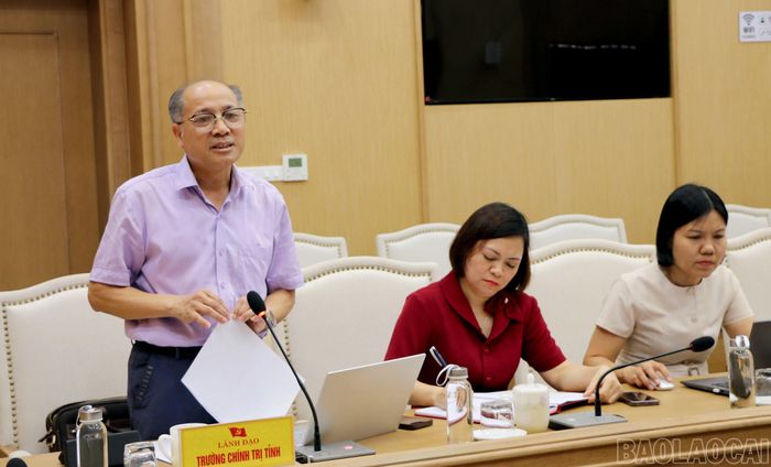 Hiệu trưởng Trường Chính trị tỉnh báo cáo về tiến độ, công tác hoàn thiện hồ sơ Trường Chính trị tỉnh đạt chuẩn mức 2.