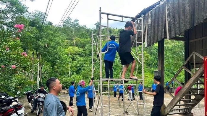 Đoàn viên, thanh niên và sinh viên tình nguyện tham gia sửa chữa Nhà văn hóa Nậm Đông 2.