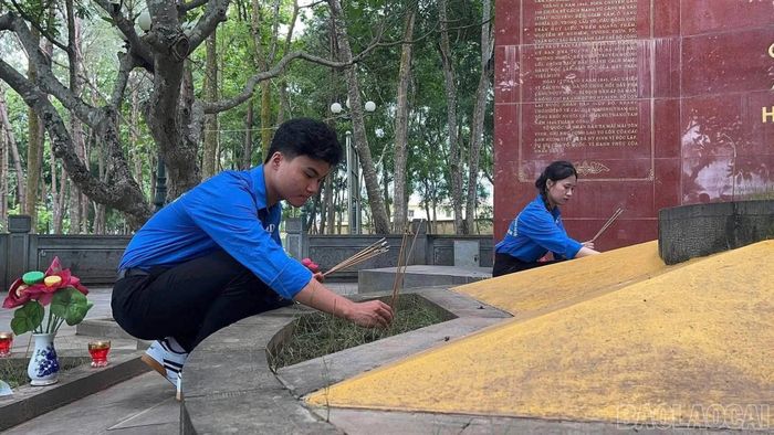 Đoàn viên, thanh niên và sinh viên tình nguyện dâng hương tri ân các anh hùng, liệt sĩ tại Khu Di tích lịch sử - văn hóa Căng và Đồn Nghĩa Lộ.