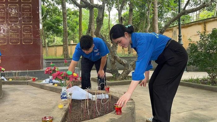 Đoàn viên, thanh niên và sinh viên tình nguyện vệ sinh, chỉnh trang khu mộ của 09 liệt sĩ.