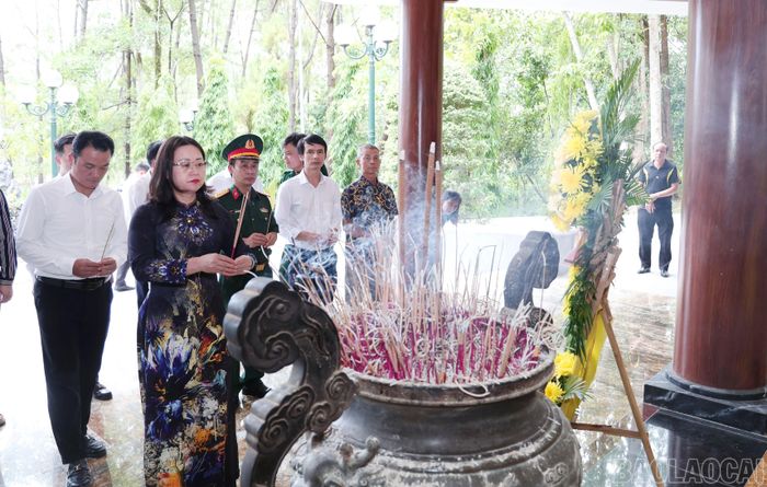 Đồng chí Phó Bí thư Tỉnh ủy Giàng Thị Dung dâng hương tại Đài tưởng niệm các Anh hùng liệt sĩ Thanh niên xung phong toàn quốc.