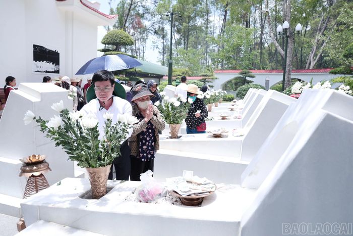 Các thành viên đoàn công tác của tỉnh dâng hoa tại phần mộ của 10 nữ thanh niên xung phong.