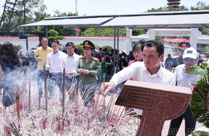 Đồng chí Phó Chủ tịch UBND tỉnh Giàng Quốc Hưng dâng hương tại Đài tưởng niệm 10 nữ thanh niên xung phong hy sinh tại Ngã ba Đồng Lộc.