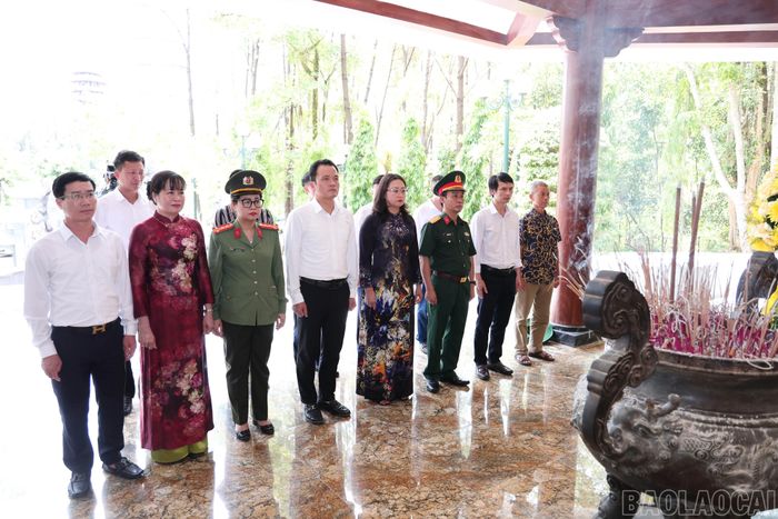 Đoàn công tác dành phút mặc niệm tại Đài tưởng niệm các Anh hùng liệt sĩ Thanh niên xung phong toàn quốc.