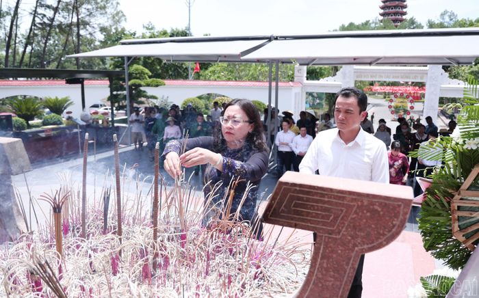 Đồng chí Phó Bí thư Tỉnh ủy Giàng Thị Dung dâng hương tại Đài tưởng niệm 10 nữ thanh niên xung phong hy sinh tại Ngã ba Đồng Lộc.
